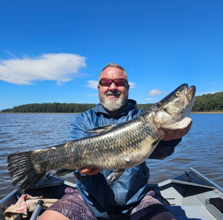 Cleves Fonseca com esturjão capturado em pescaria